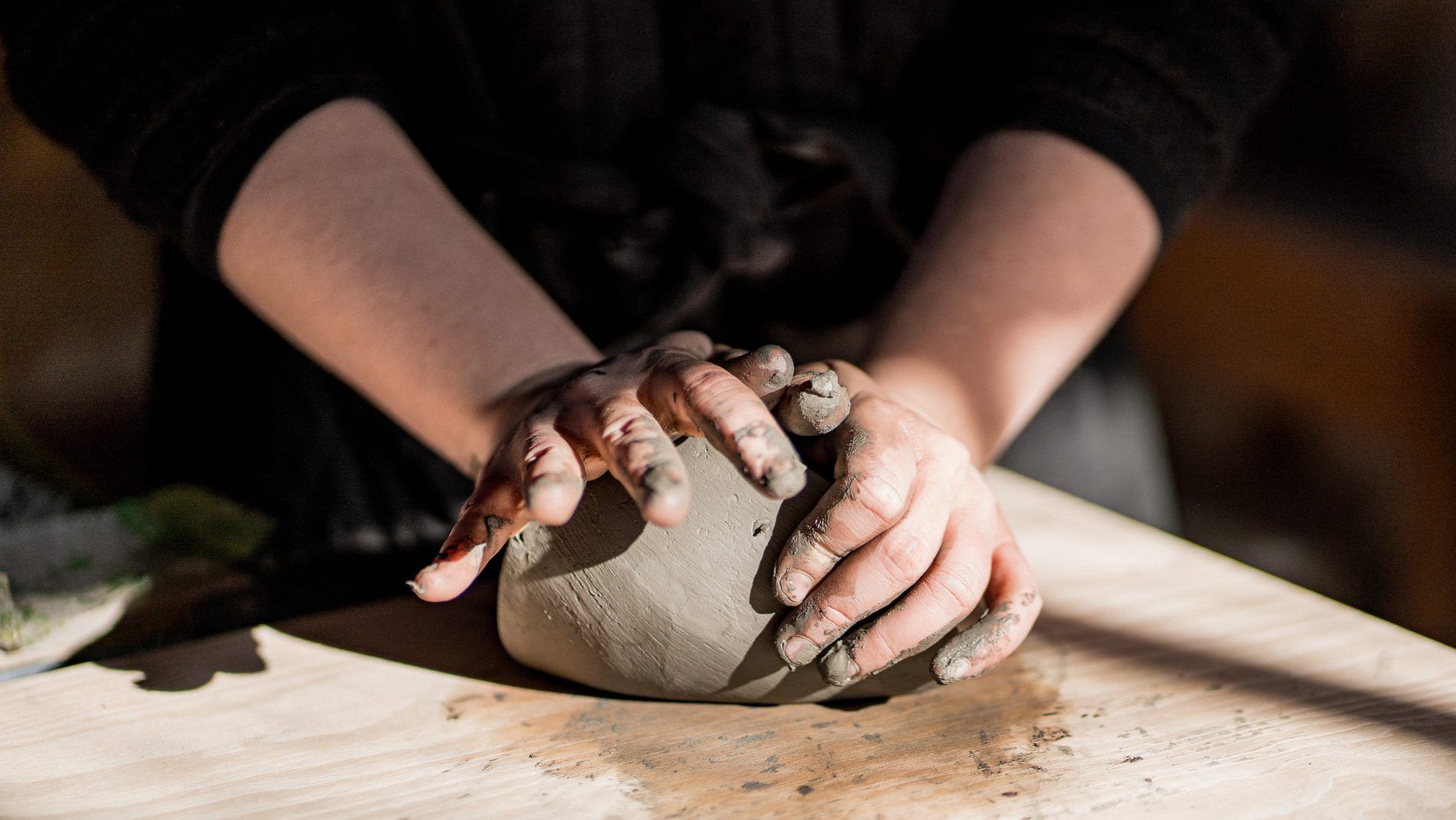 Anne Claire Servant travaille la terre dans son atelier de céramique