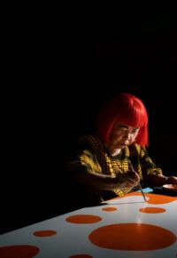 EXPLORONS L’UNIVERS DE YAYOI KUSAMA
