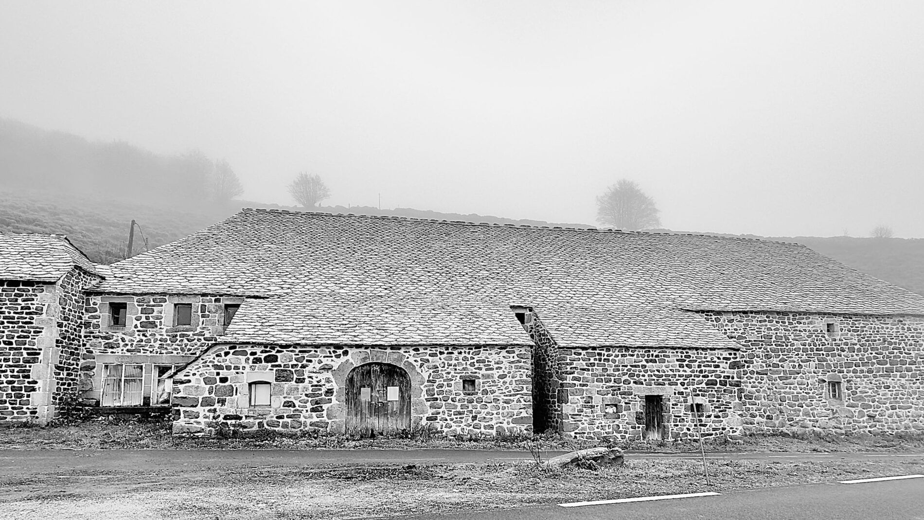 batisse en noir et blanc